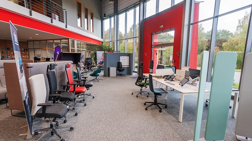 Showroom der triPlus Systemhaus GmbH mit modernen Büromöbeln, ergonomischen Sitzlösungen und Akustikmodulen.